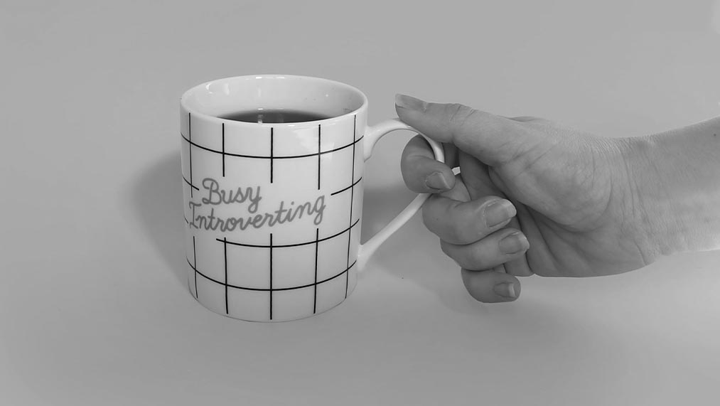 busy introverting mug